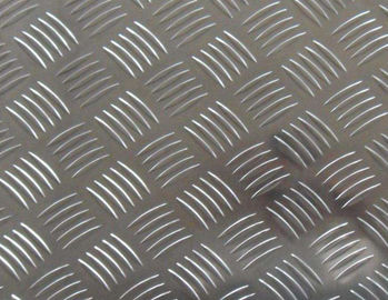 China Einfache verarbeitende Aluminiumschritt-Platte, umwickeln 5 Stange karierte prägeartige Aluminiumblatt-Platte usine
